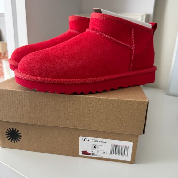 Women's Classic Ultra Mini Uggs Red Size 6 New in Box - Picture 2 of 7